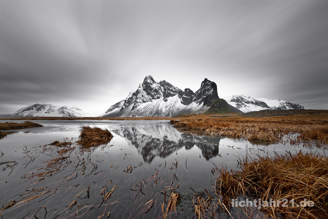 Bergkette mit Spiegelung in Island